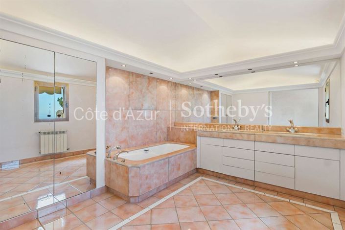 Image No.12-5 Bed Property for sale