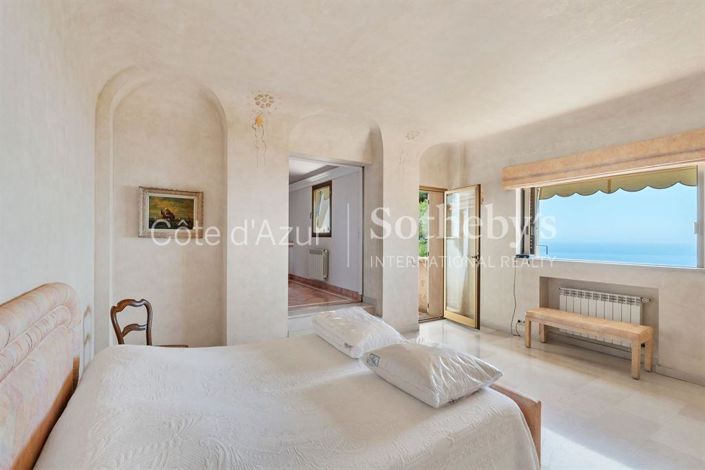 Image No.8-5 Bed Property for sale