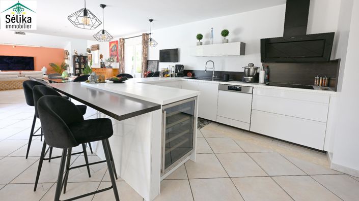 Image No.10-3 Bed House for sale