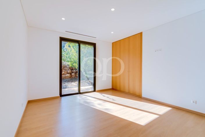 Image No.30-4 Bed House for sale