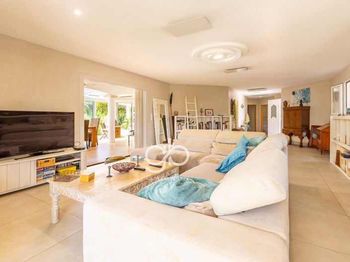 Image No.8-4 Bed House for sale