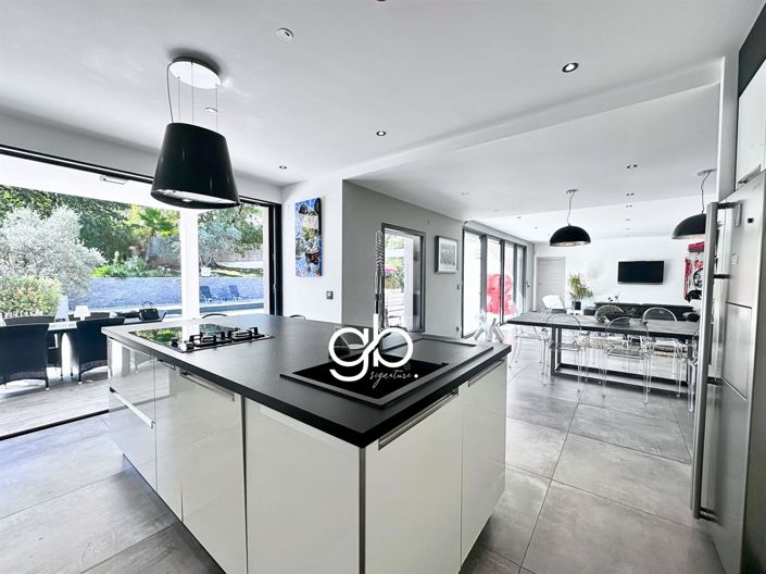 Image No.5-5 Bed House for sale