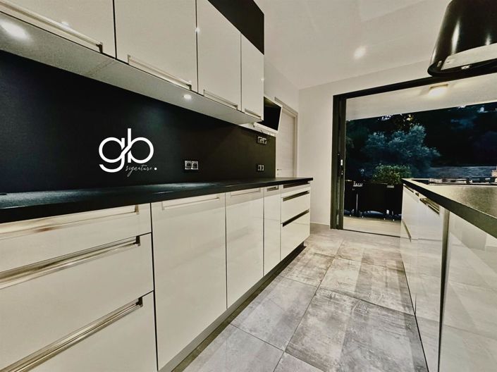 Image No.7-5 Bed House for sale