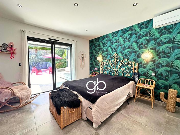 Image No.8-5 Bed House for sale