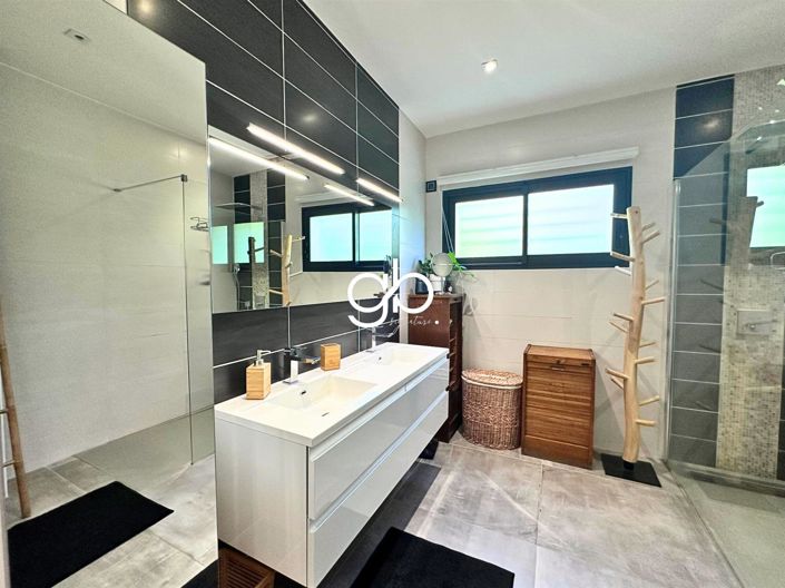 Image No.9-5 Bed House for sale