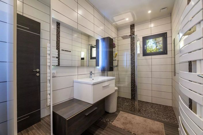 Image No.18-4 Bed House for sale