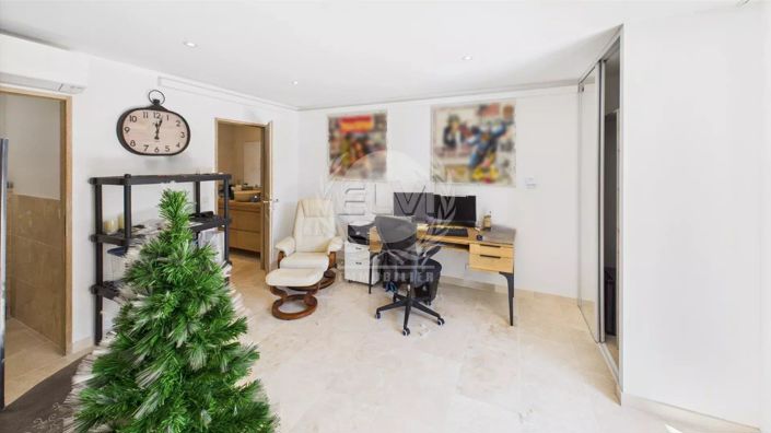 Image No.30-5 Bed House for sale