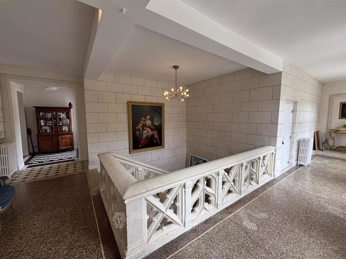 Image No.1-20 Bed House for sale
