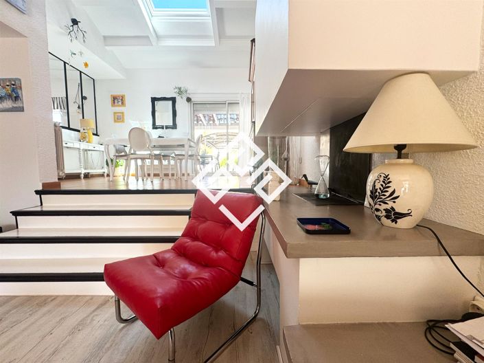 Image No.1-4 Bed House for sale