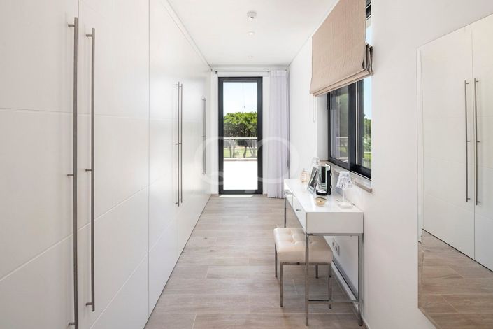 Image No.40-4 Bed House for sale