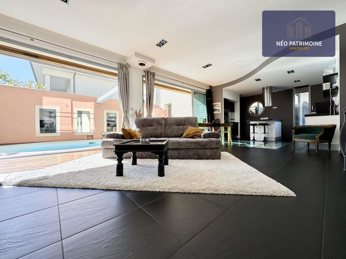 Image No.1-5 Bed House for sale