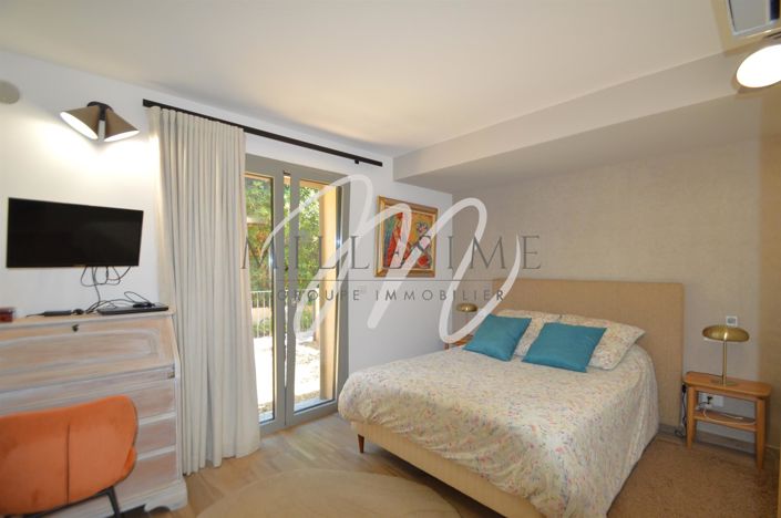 Image No.12-3 Bed Property for sale