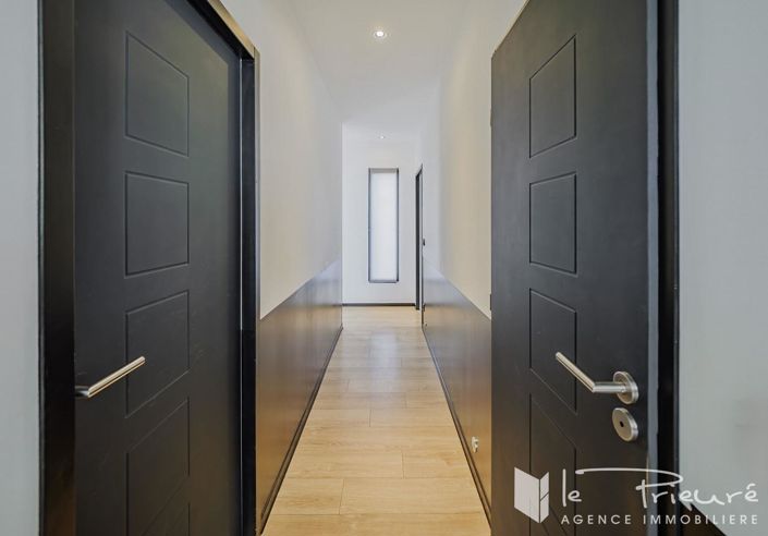 Image No.8-4 Bed House for sale