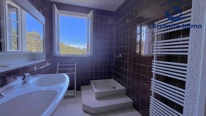 Image No.8-5 Bed House for sale