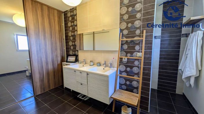 Image No.17-5 Bed House for sale