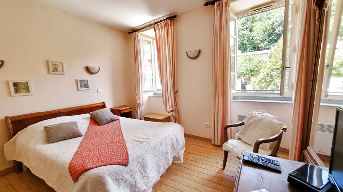 Image No.10-10 Bed House for sale