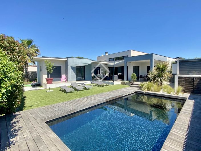 Image No.1-5 Bed House for sale