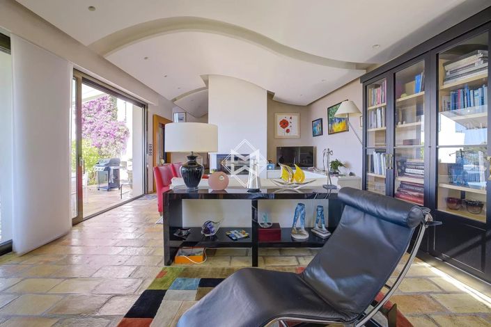 Image No.6-5 Bed House for sale