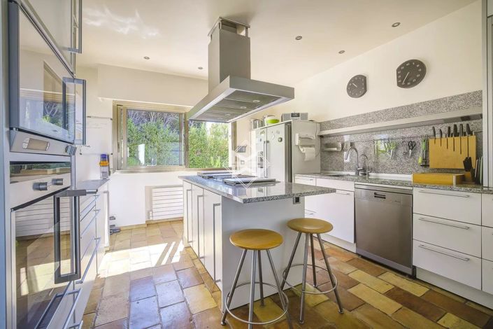 Image No.8-5 Bed House for sale