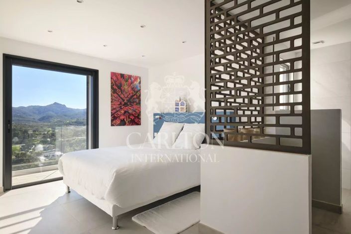 Image No.15-5 Bed House for sale