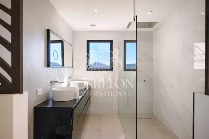 Image No.16-5 Bed House for sale