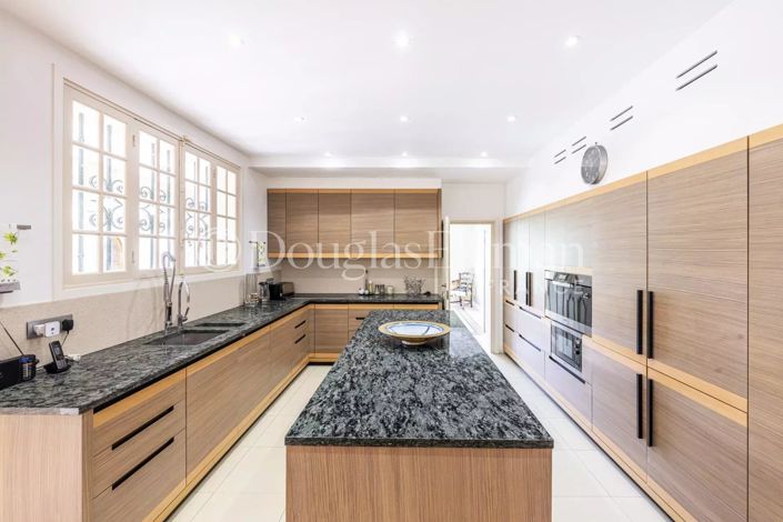 Image No.6-9 Bed House for sale