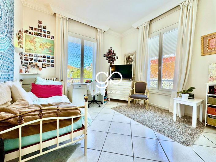 Image No.8-5 Bed House for sale