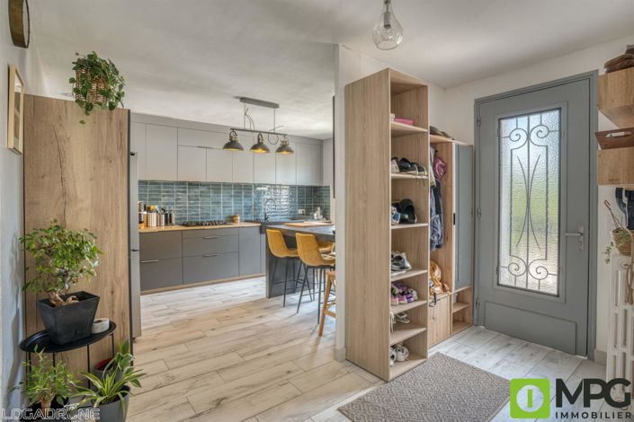 Image No.2-4 Bed House for sale