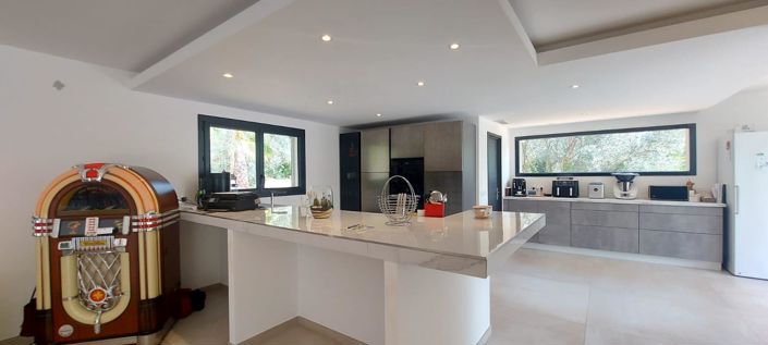 Image No.6-4 Bed House for sale