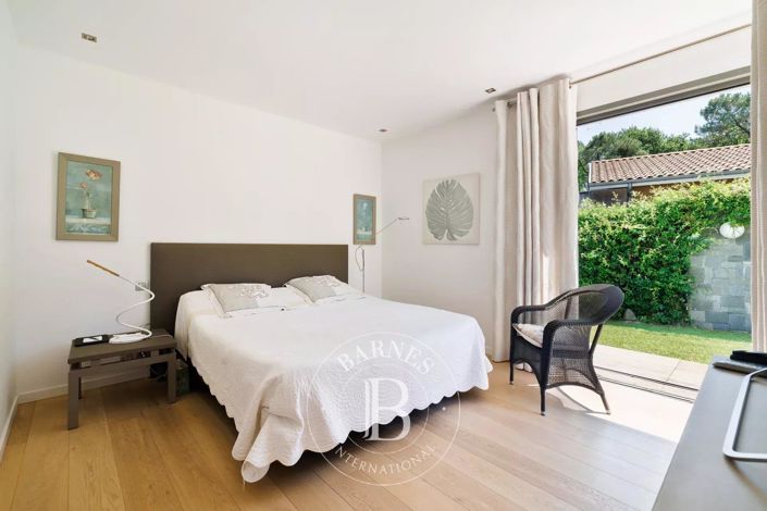 Image No.16-3 Bed House for sale