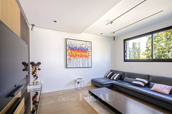 Image No.6-6 Bed House for sale