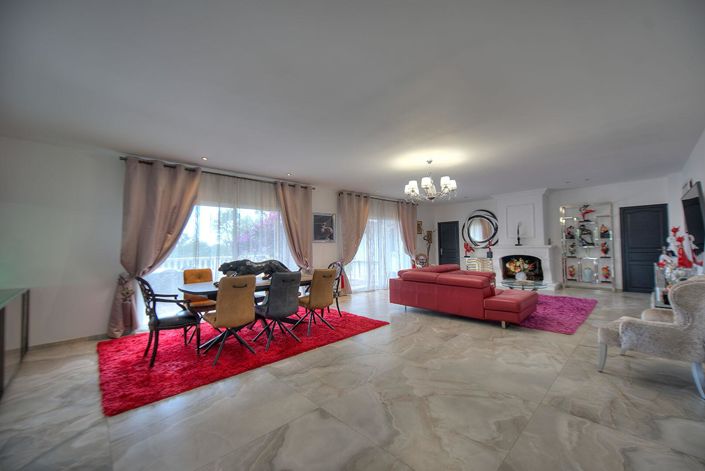 Image No.8-5 Bed House for sale