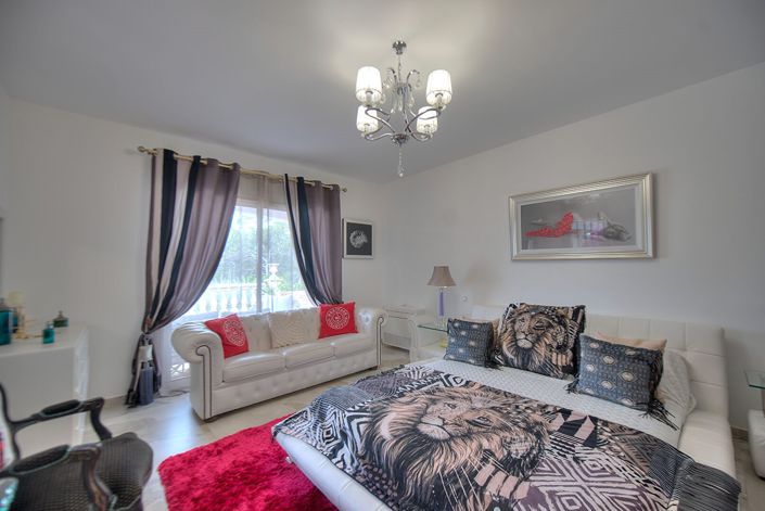 Image No.8-5 Bed House for sale