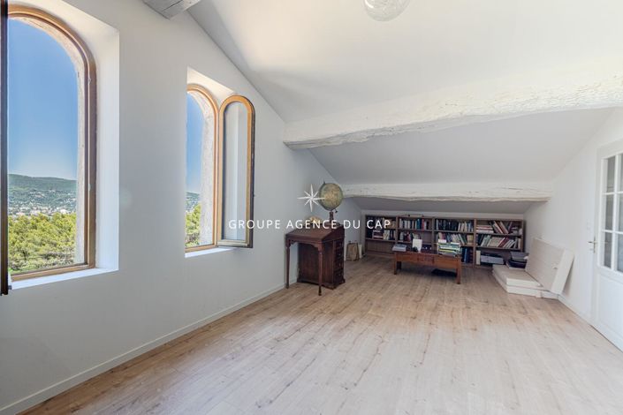 Image No.5-6 Bed House for sale