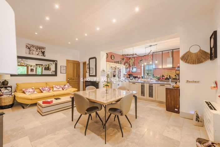 Image No.6-6 Bed House for sale