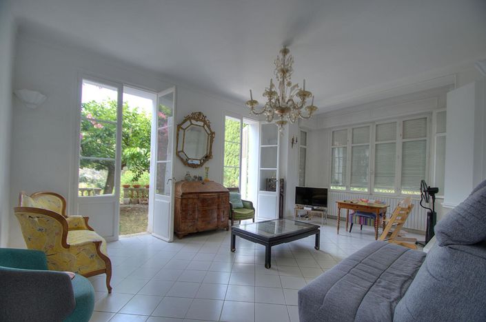 Image No.2-5 Bed Property for sale