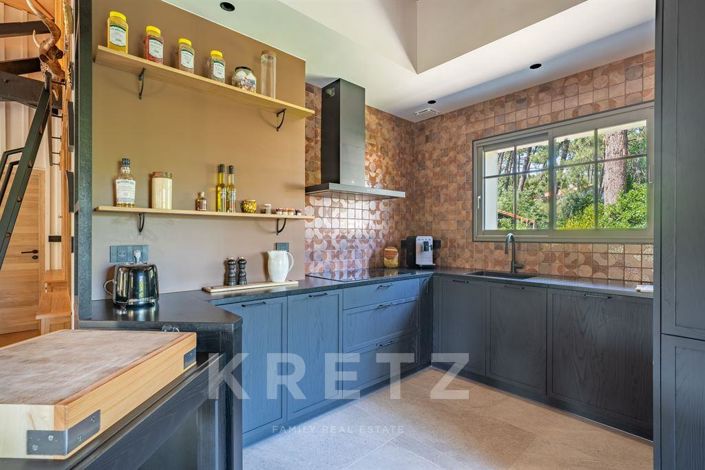 Image No.7-6 Bed House for sale