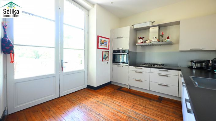 Image No.8-6 Bed House for sale