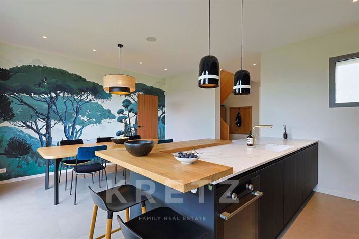 Image No.10-5 Bed Property for sale