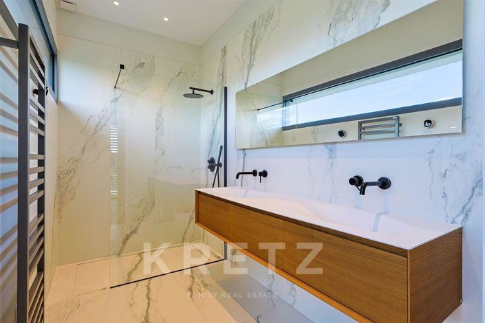 Image No.18-5 Bed Property for sale