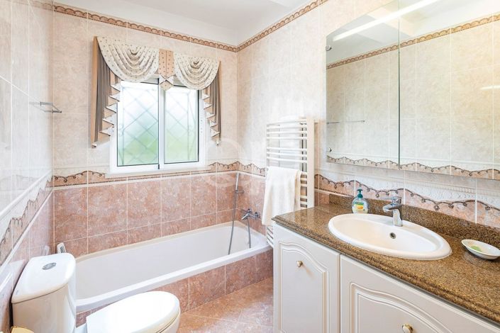 Image No.26-4 Bed House for sale