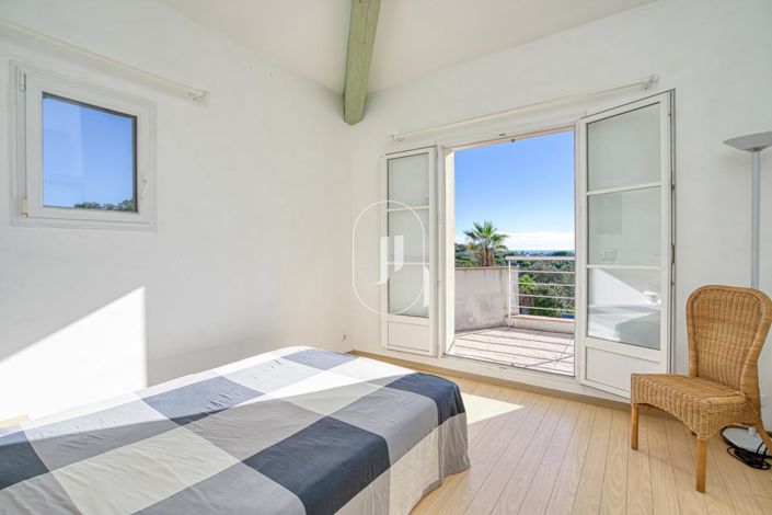 Image No.11-5 Bed House for sale