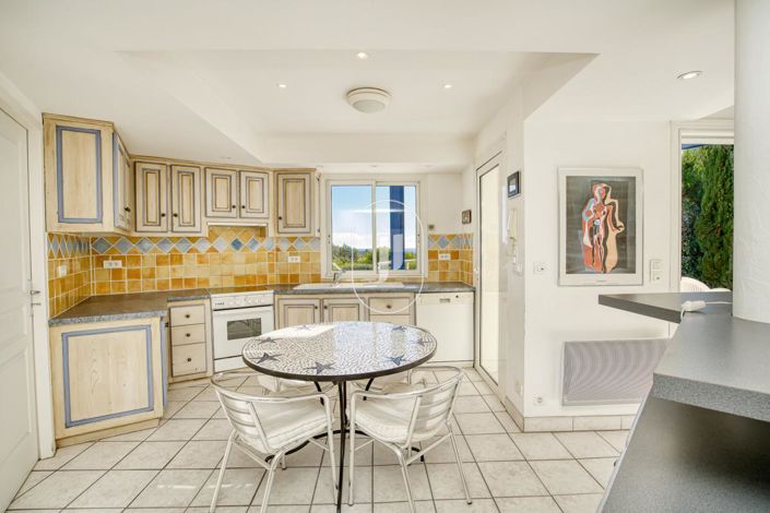 Image No.6-5 Bed House for sale