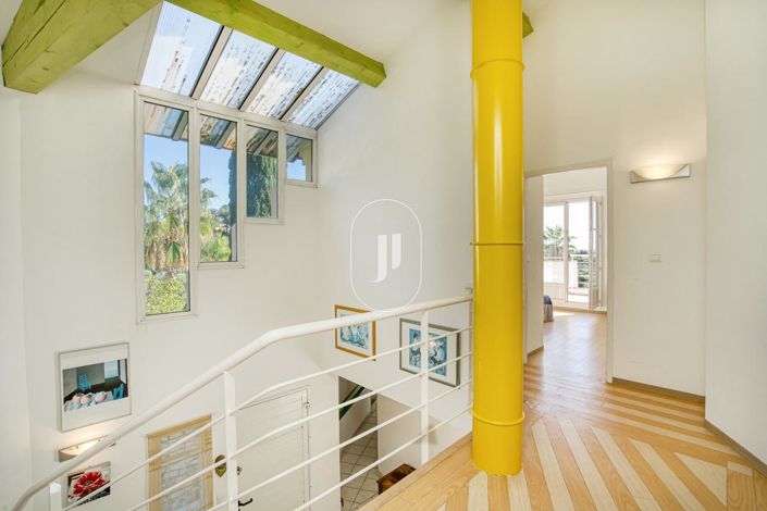 Image No.8-5 Bed House for sale