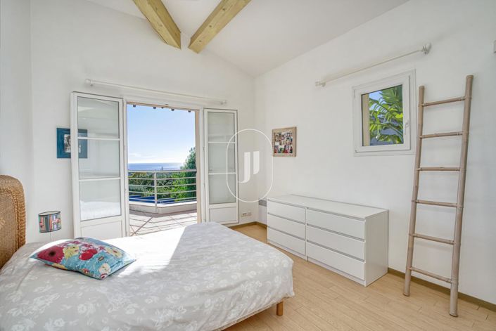 Image No.9-5 Bed House for sale