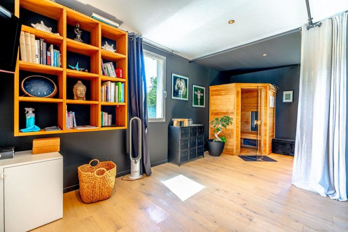 Image No.10-8 Bed House for sale