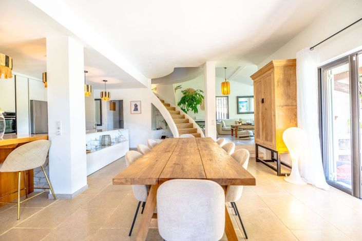 Image No.4-8 Bed House for sale