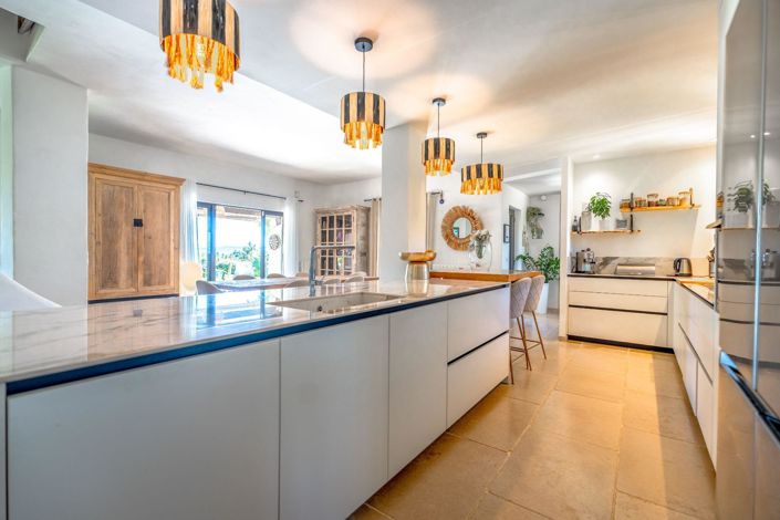 Image No.6-8 Bed House for sale