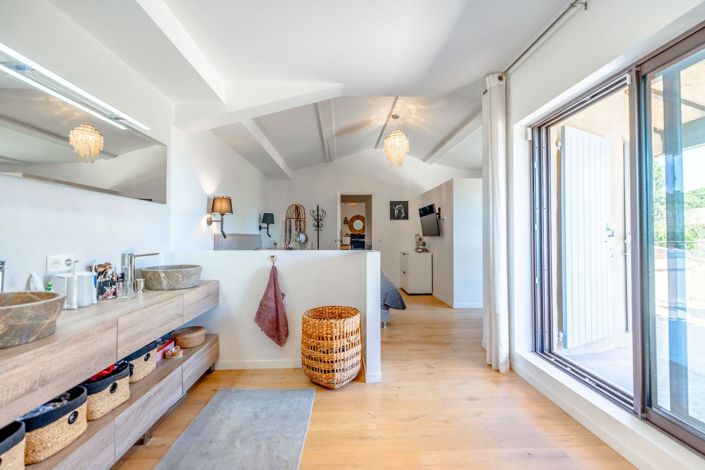 Image No.8-8 Bed House for sale