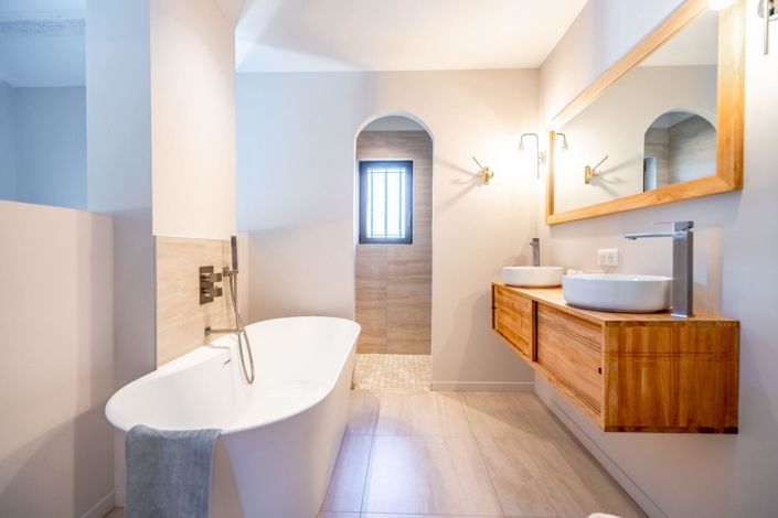 Image No.9-8 Bed House for sale